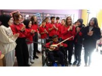 Tekerlekli sandalyesiyle arkadaşlarına rol model oldu