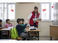 Mersin’de çocuklara sütün yanında kuruyemiş