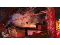 Adana’da işletmecinin müşterisini pompalı tüfek ile vurduğu restoran kundaklandı