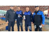 Antalya’da polis ekipleri, pazar esnafını broşür dağıtarak dolandırıcılara karşı uyardı