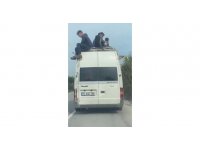 Minibüs tavanında tehlikeli yolculuk