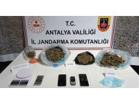 Kiraladıkları evde uyuşturucu ticareti yapmak üzereyken yakalanan 3 şüpheli gözaltına alındı