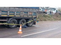 Tırın altında kalan motosiklet sürücüsü hayatını kaybetti