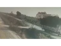 Kamyon tek hamleyle köy yolunu değiştirdi