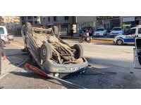 Otomobiller çarpıştı, biri ters döndü: O anlar kamerada