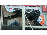 Baba elektrik akımına kapıldı, küçük kızı endişeyle, etraftakiler merakla takip etti