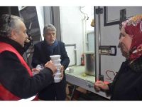 Hatay’da depremde evlerine girmeyenlere çorba dağıtıldı