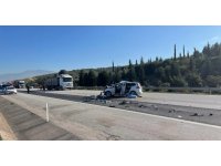 Otomobil tıra arkadan çarptı: 1 ölü, 2 yaralı