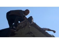 Polis, çatıdaki genci ölümün kıyısından aldı