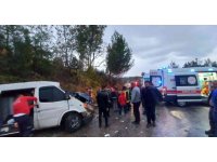 Kamyonet ile minibüs kafa kafaya çarpıştı: 3 yaralı