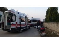 Servis minibüsü ile çarpışan motosikletin sürücüsü hayatını kaybetti