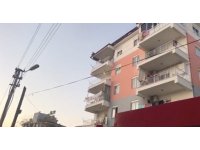 Boşanmak istemediği için çatıya çıkan adamı muhtar ve eşi ikna etti