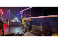 Kamyonetle halk otobüsü çarpıştı: 4 yaralı