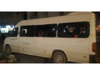 Öfkeli kadın telefonda tartıştığı adamın minibüsünü kaldırım taşlarıyla parçaladı