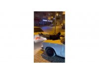 İki otomobilin arasına uzanıp, arızalanan aracı ayaklarıyla itti