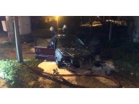 Park halindeki otomobil, ön ve arka kısımlarından aynı anda alev aldı