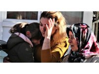 Komşularının ihbarıyla eve gelen kadın gözyaşlarını tutamadı