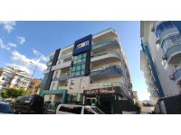 Komşularının duvarlarına tehdit sözleri yazıp dışkı süren kadın sınır dışı edildi