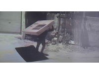 Beyaz eşya deposundan hırsızlık kamerada