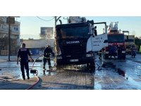 Seyir halindeki kamyon alev alev yandı