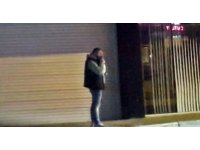 Kucağına aldığı yavru köpeği ısırıp yumrukladı