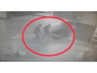 Bakkala giden çocuğa köpek saldırdı, o anlar kamerada