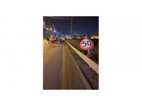 Otomobilin çektiği balıkçı teknesi karayoluna düştü