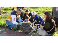 Sağlık ekipleri çocuğu hastaneye götürebilmek için dil döktü