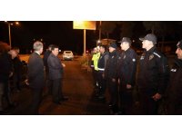 Yılbaşı tedbirlerini yerinde denetleyen Vali Arslantaş, görev başındaki personelin yeni yılını kutladı