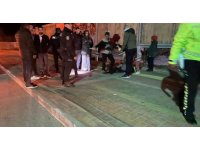 Kaldırıma çıkan sürücü, çocuğa çarpıp otomobili bırakarak kaçtı