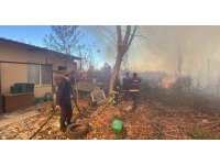 Antalya’da evleri tehdit eden sazlık yangını