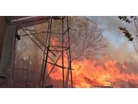 Antalya’da sazlık alanda çıkan yangın evlere kadar ulaşınca korku dolu anlar yaşattı