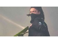 Kadın itfaiyeciler alevlerin arasında erkek meslektaşlarını aratmadı