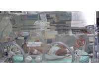 Burdur’da kapı önüne terk edilen bebeğin tedavisi yoğun bakımda devam ediyor