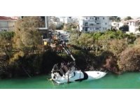 15 metrelik yatın suya batmaması için büyük mücadele verdiler