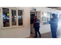 Çay evinde para bulamayan hırsızlar çikolata ve gazoz çaldı