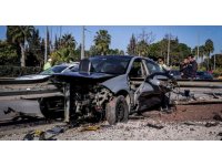 Demir bariyer otomobile ok gibi saplandı, sıkışan sürücü itfaiye ekiplerince kurtarıldı