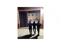 19 yıl hapis cezasıyla aranıyordu, çekyat altında yakalandı