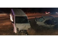 Hafif ticari araçla otomobil çarpıştı: 5 yaralı