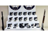 Çeşitli suçlardan aranan şahısların evlerinden cephanelik çıktı