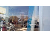 Sabah iş yerini açan esnaf parçalamış camlarla karşılaşınca silahlı saldırı ortaya çıktı