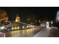 Devrilen kamyonetten yaralanmadan çıkan sürücü, polisten kaçarken yüksekten düşüp yaralandı