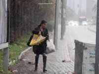 Antalya’da dalgalar falezleri dövdü, denizin rengi değişti