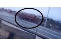 Mersin’de 2 kişi ölüme böyle gitmiş: feci kamyon kazası güvenlik kamerasında