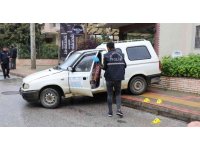 Aracıyla seyir halindeyken husumetlileri tarafından silahla yaralandı