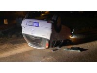 Gençlerin otomobille refüje çarpıp takla attığı anlar kamerada