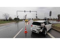 Trafik ekipleri uygulama yaparken, kırmızı ışıkta bekleyen otomobile tır çarptı: 1 yaralı