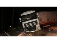 Tır devrildi, Adana-Ankara Otoyolu ulaşıma kapandı