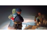 2 bin 180 rakımda karda mahsur kalan bakım ekibi kurtarıldı