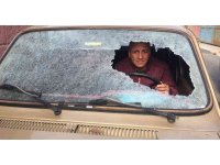 Evden çıkarmak istediği gelininin ağabeyi otomobile baltayla zarar verdi